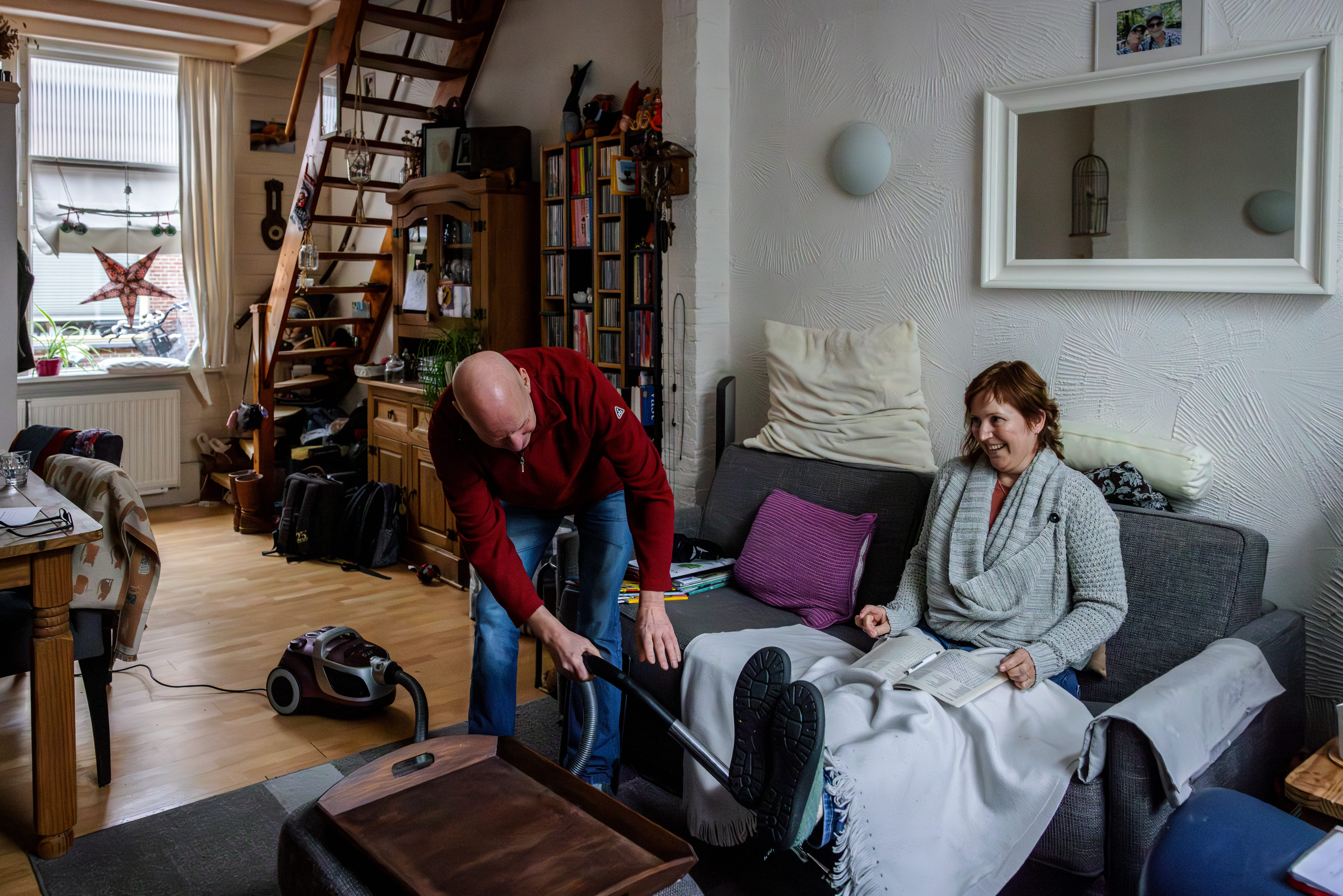 Boy zorgt voor zijn vrouw Cindy