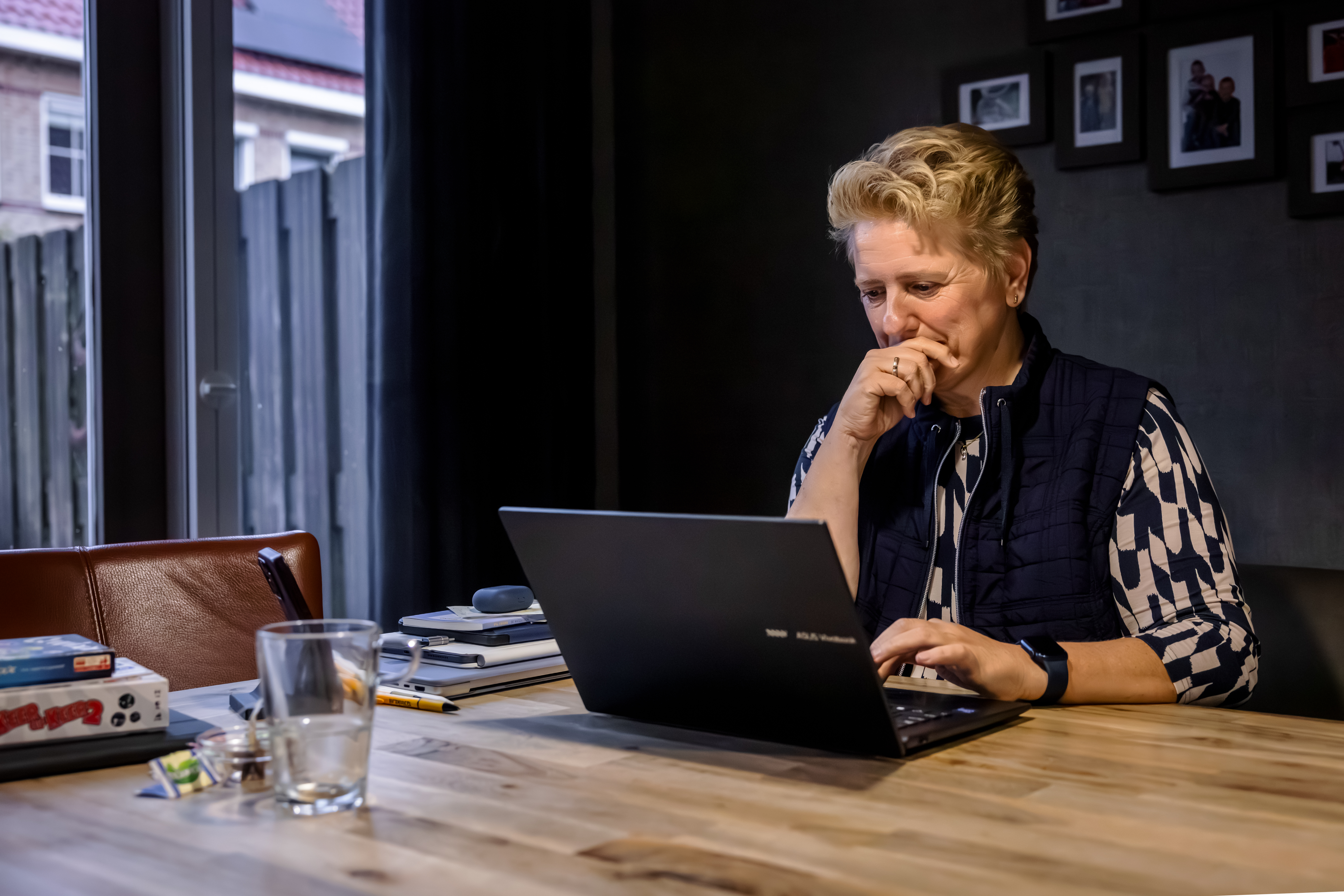 Miranda achter de computer