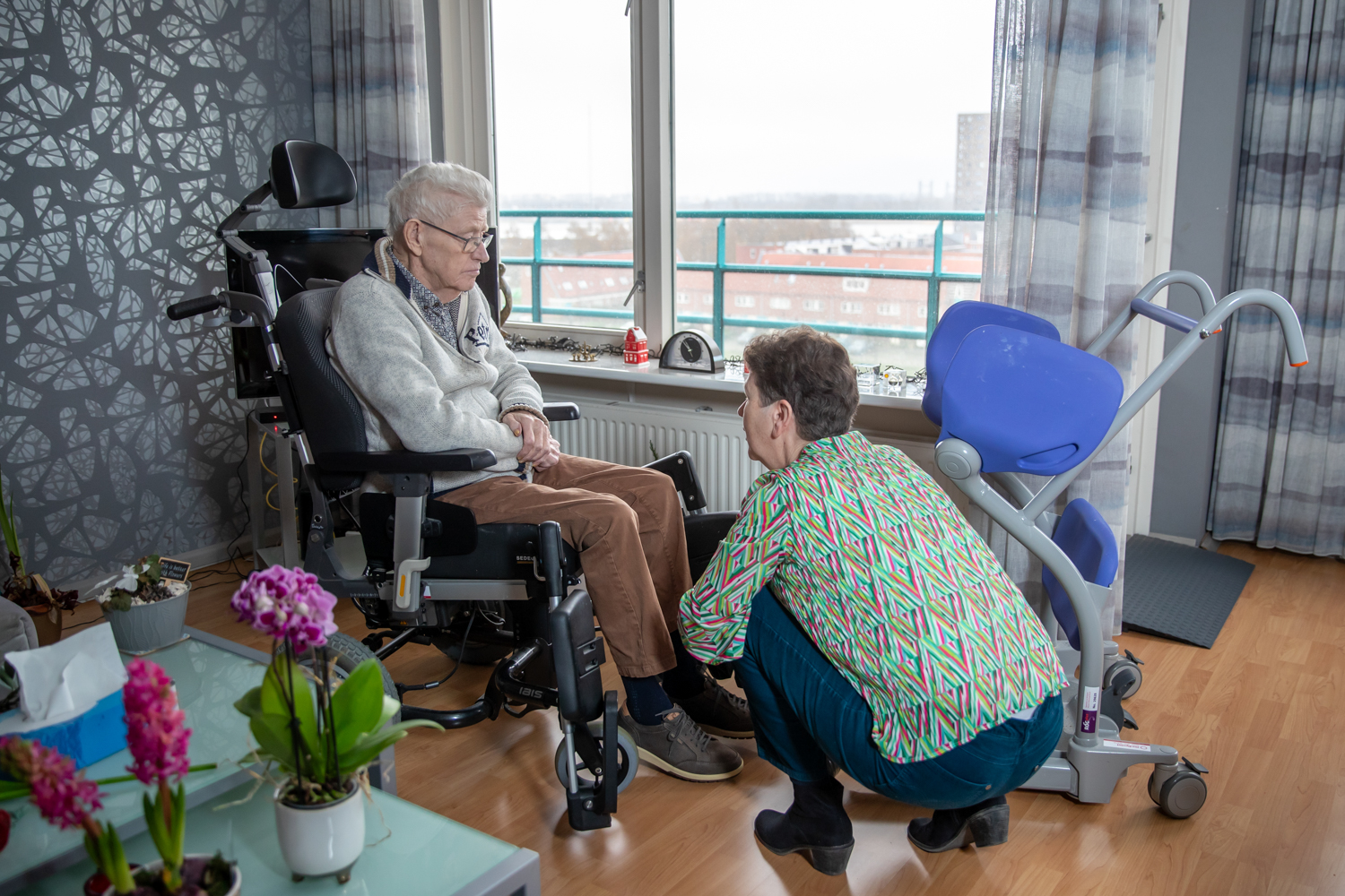 Schoenen aantrekken bij zorgvrager