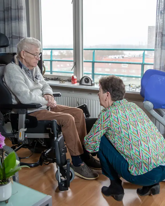 Schoenen aantrekken bij zorgvrager