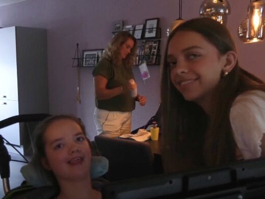 Luna zorgt voor haar zusje Nova